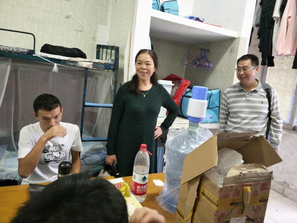 图为 尹祝寿院长、李超书记到学生宿舍调研