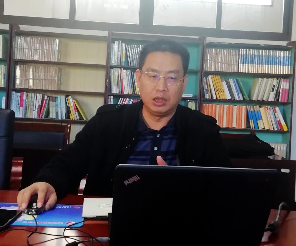 图为 李超书记讲授专题党课
